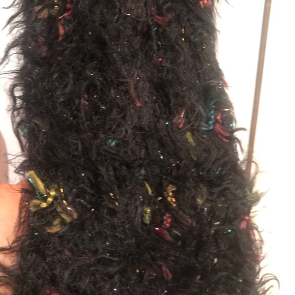 Fluffy Knot Black Scarf - Picture 2 of 2